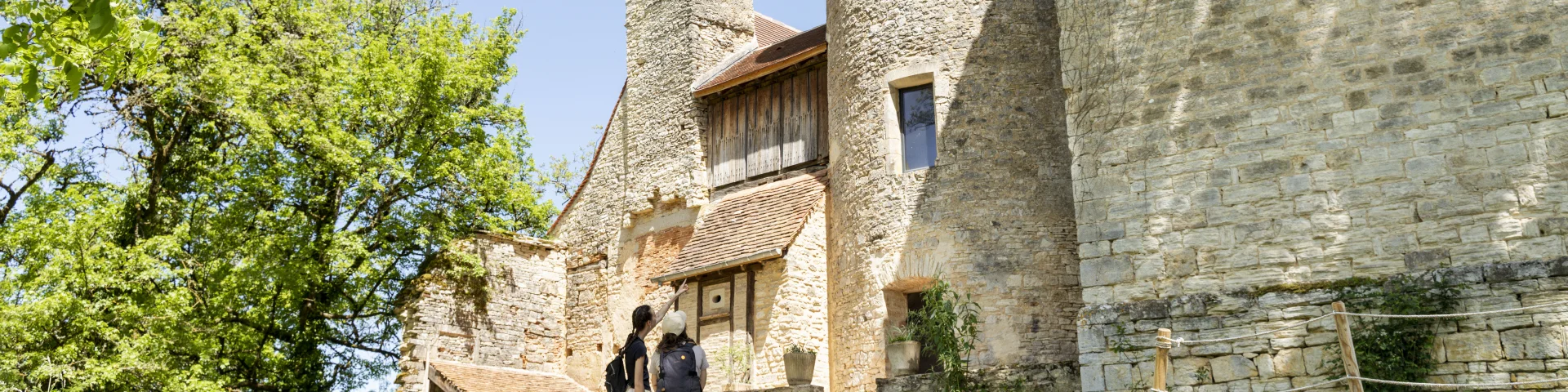 Deux personnes regardent le château de Peyrilles