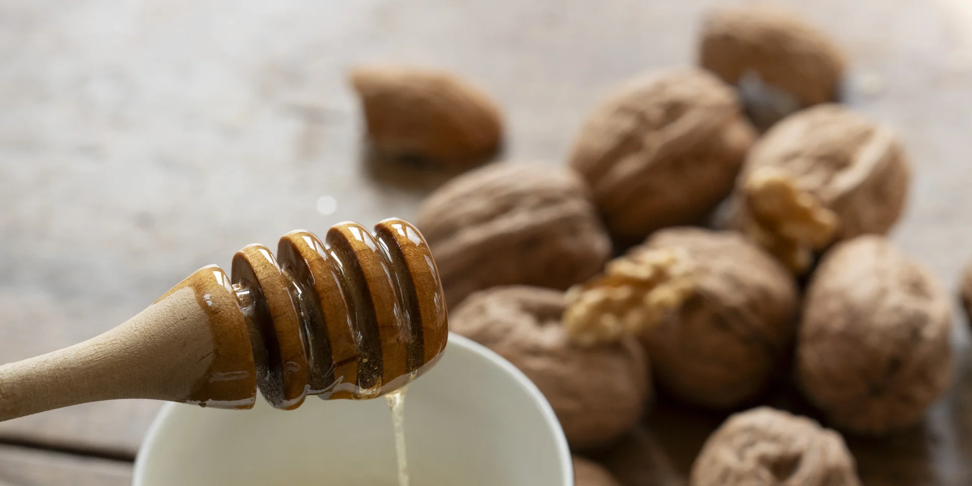 Miel local devant des noix