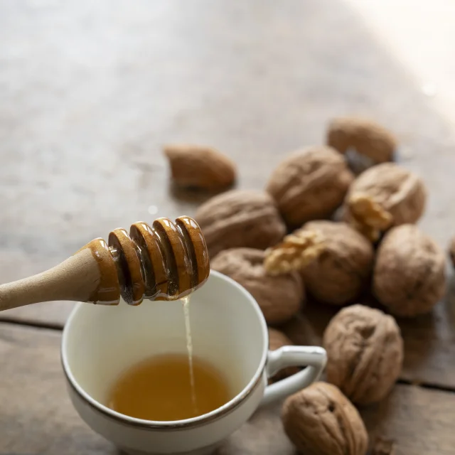 Miel local devant des noix