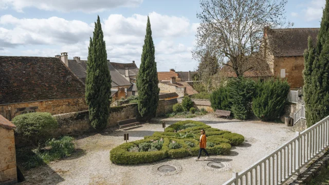 Femme dans les Jardins du Sénéchal à Gourdon