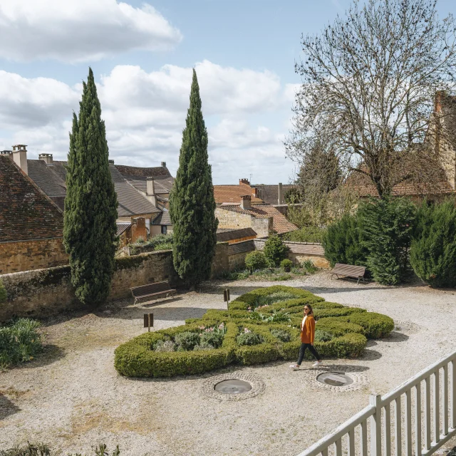 Femme dans les Jardins du Sénéchal à Gourdon