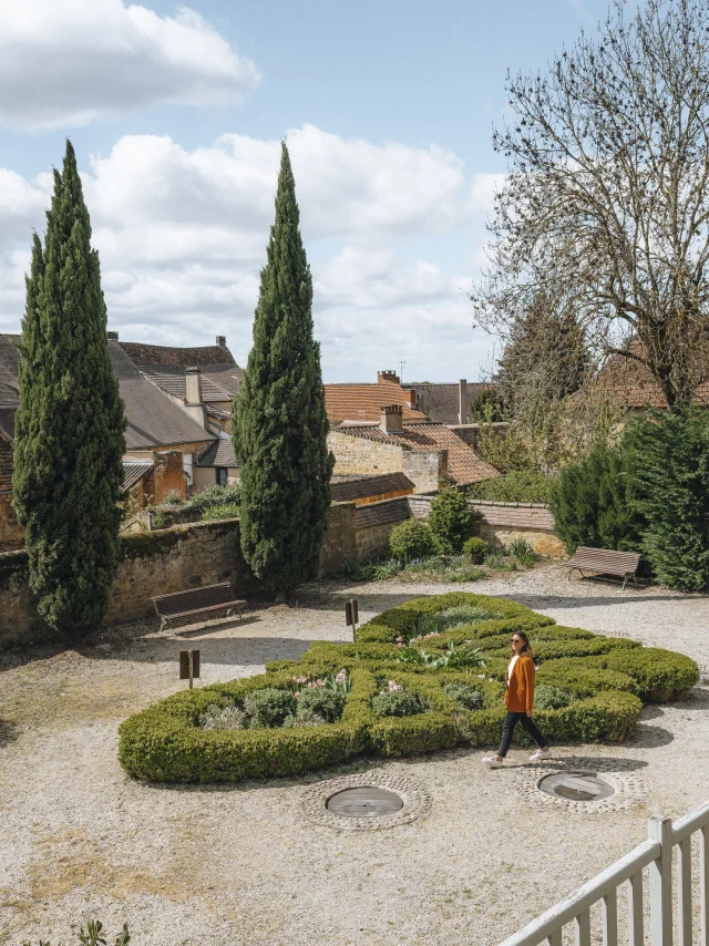 Femme dans les Jardins du Sénéchal à Gourdon