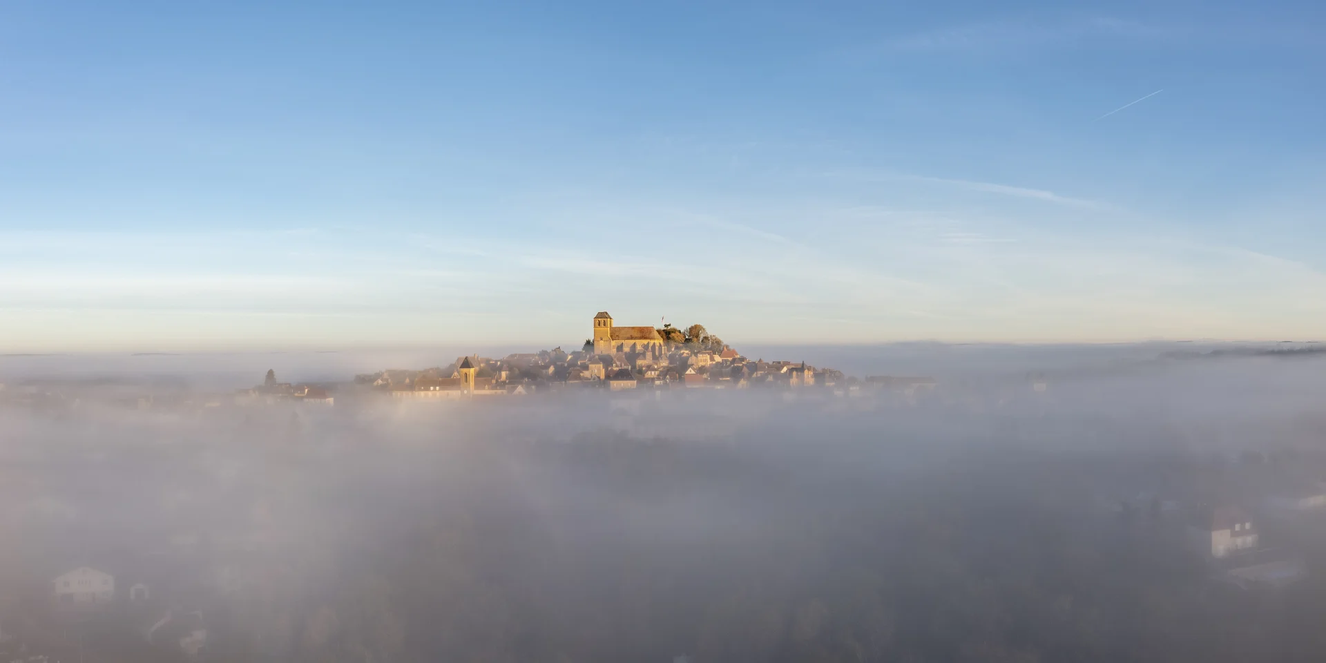 Gourdon vue de drone dans la brume au petit matin