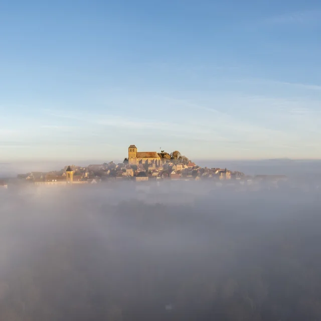 Gourdon vue de drone dans la brume au petit matin