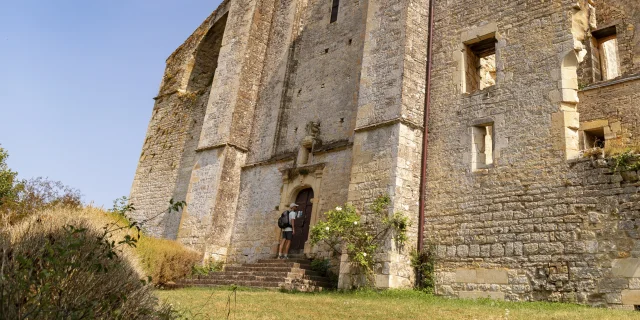 Randonneur sur le GR 652 à l'Abbaye Nouvelle de léobard