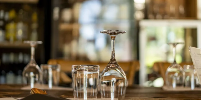 Verres sur une table de restaurant