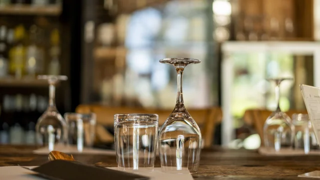 Verres sur une table de restaurant
