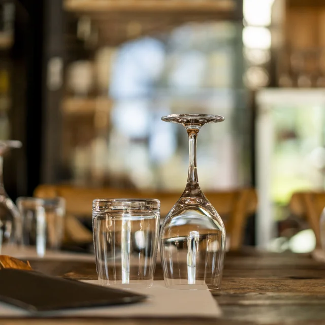 Verres sur une table de restaurant