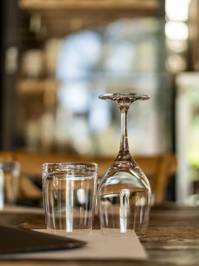 Verres sur une table de restaurant