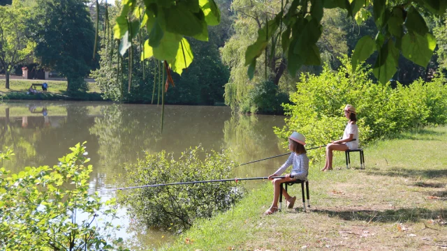 Deux petites filles en atelier pêche nature