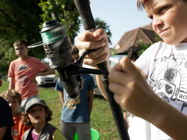 Canne à pêche à moulinet lors d'un atelier pour les enfants
