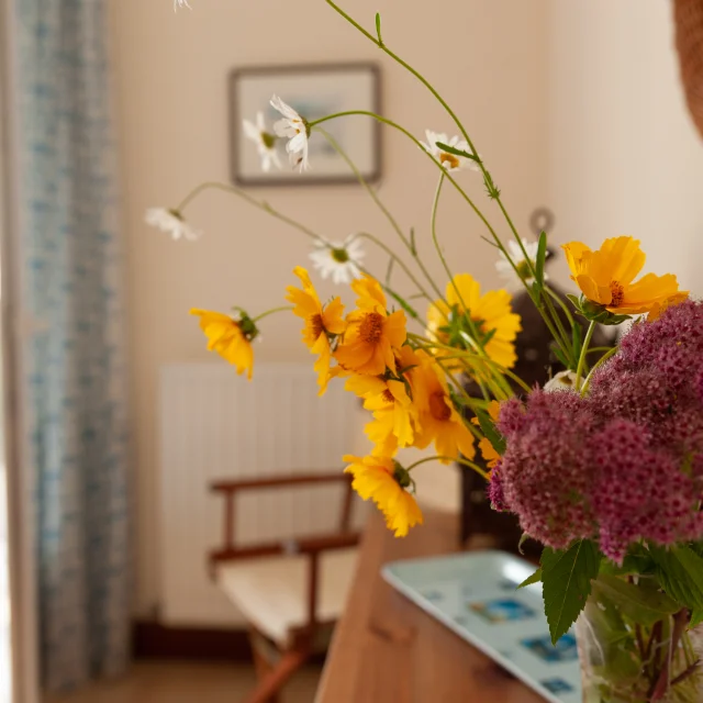 Bouquet de fleurs en chambre d'hôtes