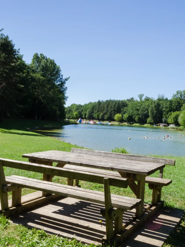 Table de pique nqiue à l'étang Ecoute s'il Pleut de Gourdon