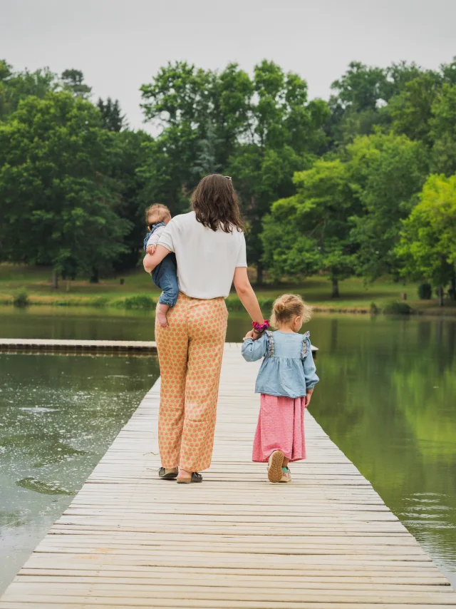 Famille au plan d'eau de la Cayre