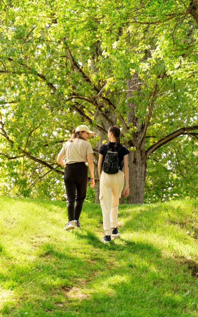 Femmes se baladent à Saint-Germain