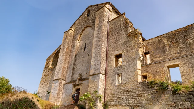 Randonneur sur le GR 652 à l'Abbaye Nouvelle de léobard