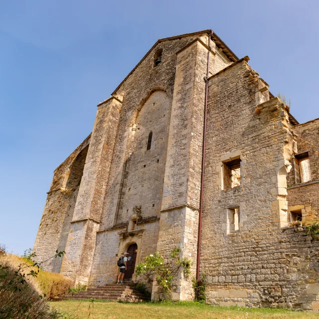 Randonneur sur le GR 652 à l'Abbaye Nouvelle de léobard