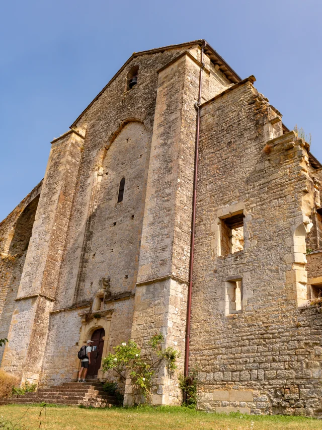 Randonneur sur le GR 652 à l'Abbaye Nouvelle de léobard