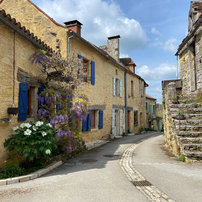 Ruelle fleurie Aux Arques Suzanne Alibert - Lot Tourisme